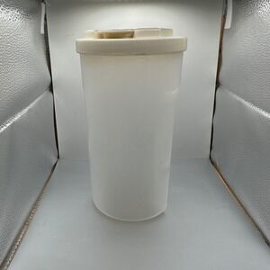 Vintage Rubbermaid 2 Qt EZ Grip Servin Saver Juice Drink Bottle Pitcher with Lid